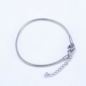 Détail macro du bracelet chaîne serpent en acier argenté avec fermoir mousqueton réglable