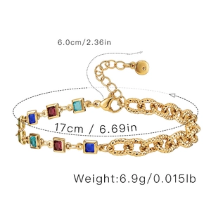 Dettaglio di un bracciale in oro 18 carati con zirconi colorati e catena da 6 cm