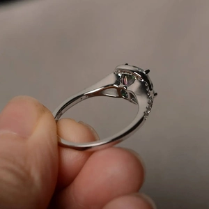 Detailopname van de S925-zilverstempel en de holle structuur van de ring met edelsteen