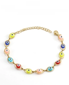 Détail macro du bracelet œil porte-bonheur en acier doré avec breloques en émail coloré
