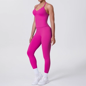 Detailansicht des pinken Yoga-Sets mit High-Waist-Leggings und Neckholder-Sport-Bra