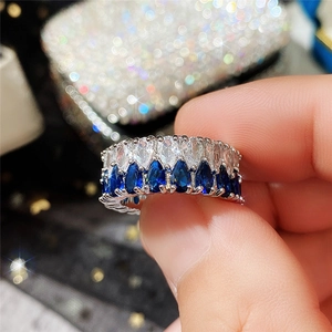Détails de luxe de la bague en argent sertie de deux rangées de zircons bleus et blancs