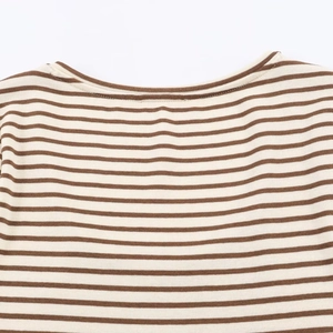 Dettaglio del girocollo e della trama a maglia di questa maglietta a righe marroni