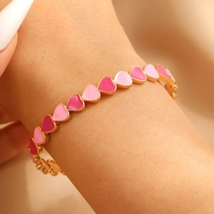 Primer plano de la pulsera esmaltada de corazones con eslabones rosas y dorados