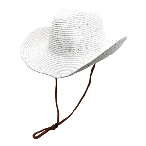Détail d'un chapeau de cowboy blanc en paille avec paillettes et cordon de serrage réglable