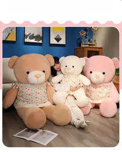Détails de grands ours en peluche rose, blanc et marron avec des robes à motifs cœurs