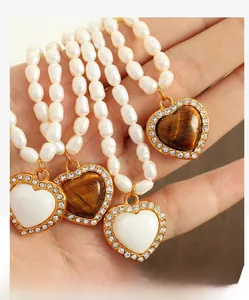 Dettaglio della collana di perle barocche con pendenti a cuore incastonati di cristalli