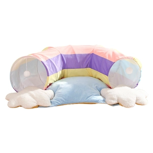 Regenboog pluche kattentunnel met blauw kussen en witte wolkenkussens voor de winter