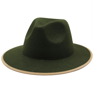 Chapeau fedora en laine vert foncé avec bordure beige sur un fond blanc neutre