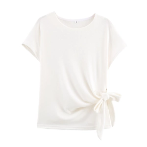 Détail d'un t-shirt blanc en maille côtelée avec nœud latéral et texture de tissu doux