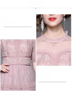 Détails de la robe en dentelle rose avec broderie florale et col montant à volants