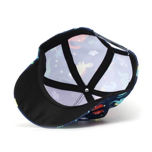 Détail de la casquette dinosaure pour enfants montrant les coutures et l'attache réglable