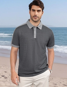 Détail de la maille et du col contrasté sur ce polo gris foncé pour homme chic