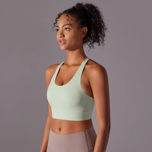 Détail du soutien-gorge de sport vert menthe sans couture avec dos nageur élastique