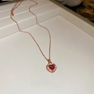Detailansicht der 18K Gold Herz-Halskette mit rotem Stein und Perlmutt-Inlay-Design