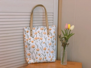 Sac fourre-tout en toile florale avec poignées en cuir marron et rivets décoratifs