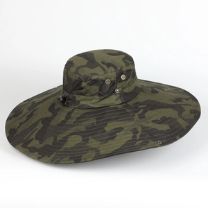 Détail du chapeau de soleil camouflage avec œillets d'aération et cordon réglable