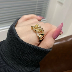 Moderner goldener Gliederkettenring für Damen mit Pavé-Zirkoniasteinen an den Fingern
