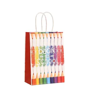 Détail de sacs cadeaux en papier Back to School avec motifs crayons et anses en corde