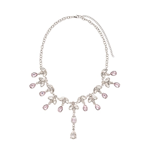 Collier argenté élégant avec strass rose en forme de feuille et goutte d'eau sur blanc