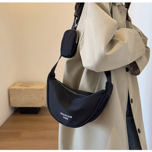 Dettaglio borsa a mezzaluna in nylon nero con portamonete rimovibile e logo MOUNTAIN LINE