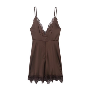 Détail d'une robe nuisette en satin marron foncé avec dentelle et fermeture éclair invisible