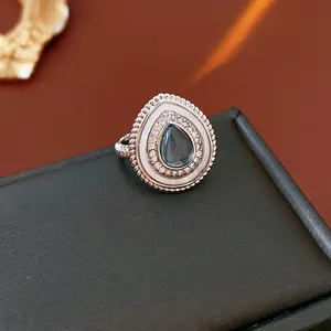 Bague style bohème en argent avec zircon goutte bleue et incrustation nacrée blanche