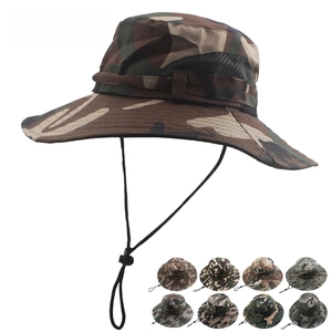 Dettaglio di cappello mimetico con cinturino regolabile e reti di ventilazione