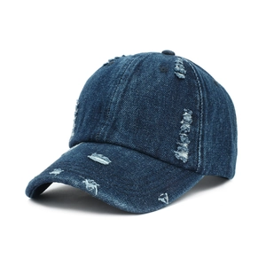 Détail de casquette de baseball en denim bleu foncé avec des textures trouées vintage