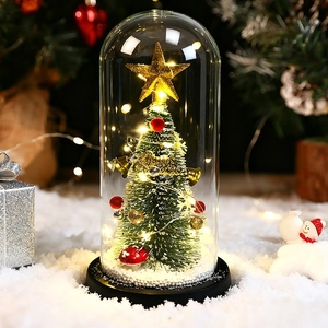 Cupola di vetro illuminata albero di natale con nastro merry christmas e decoro di renna