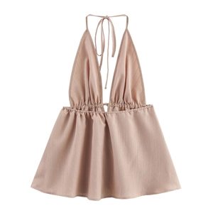 Détail du haut dos nu rose en tissu gaufré avec licou et lien de serrage à l'arrière
