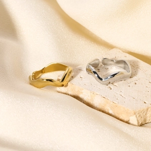 Anelli aperti a onde irregolari minimalisti in finiture oro 18 carati e argento