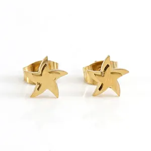 Boucles d'oreilles étoiles en acier inoxydable plaqué or 14 carats sur fond blanc pur
