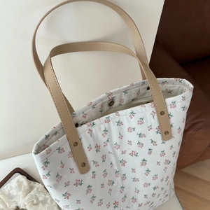 Détail du sac cabas en coton fleuri avec anses en cuir et fermeture magnétique