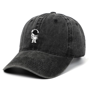 Berretto da baseball in cotone lavato nero con ricamo astronauta e visiera curva casual