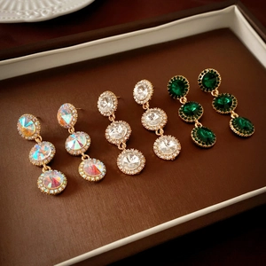 Boucles d'oreilles vintage à trois cercles avec cristaux et pierres d'émeraude dorées