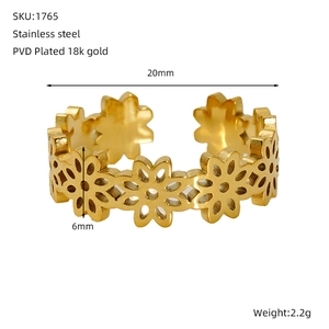 Détails des mesures de largeur et diamètre de la bague fleur ajourée en acier doré