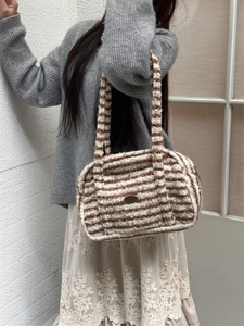 Sac Boston à rayures en peluche avec texture douce et détail de logo métallique
