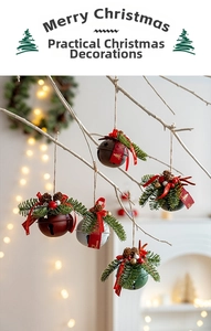 Nahaufnahme von Weihnachtsglocken mit Tannennadeln, Beeren und Zapfen an weißen Zweigen