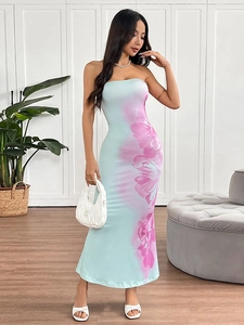 Elegante strapless bodycon maxi-jurk met roze bloemenprint op lichtblauwe stof