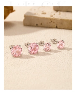 Détail macro de boucles d'oreilles en zircon rose serties sur argent sterling 925