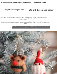 Détail de suspensions en feutre de renne et Père Noël faits main sur un sapin de Noël