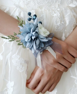 Détail du corsage de poignet en soie bleu poudré avec rubans sur une robe de mariée en dentelle