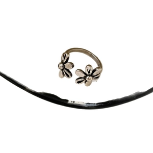 Retro open ring featuring hollow double daisy flower design in silver finish