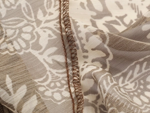 Macro-opname van bloemen chiffon stof textuur met hoogwaardige overlock steek details
