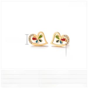 Détail de boucles d'oreilles cœur en acier doré 18 carats avec papillons colorés
