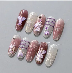 Détails d'ongles adhésifs violets avec relief 3D de fée et touches de paillettes argentées