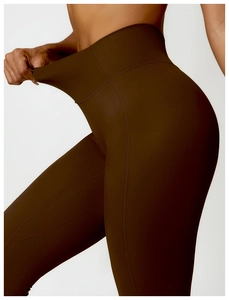 Détail montrant la grande élasticité et l'extensibilité du legging de yoga marron