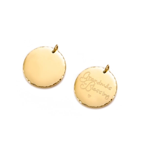 Dettaglio del ciondolo tondo placcato oro 14K con incisione Grandma's Blessing e cuore