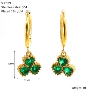 Edelstahl-Ohrringe mit 18K Goldbeschichtung und grünen Zirkon-Herz-Kleeblatt-Anhängern